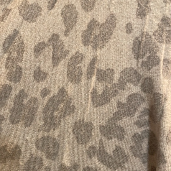 Gray And White Cheetah Print Top - Picture 3 of 4